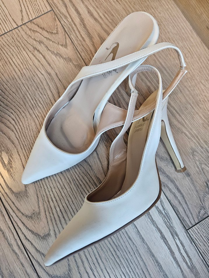 Beyaz Tokalı İnce Topuklu Kadın Abiye Ayakkabı - Görsel 2