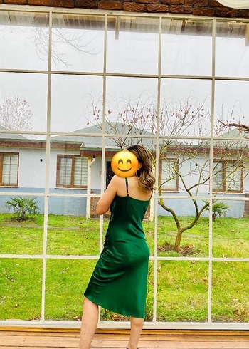 Saten yırtmaçlı elbise