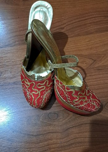 Kırmızı Nakışlı Kadın Dolgu Topuklu Terlik - Görsel 2