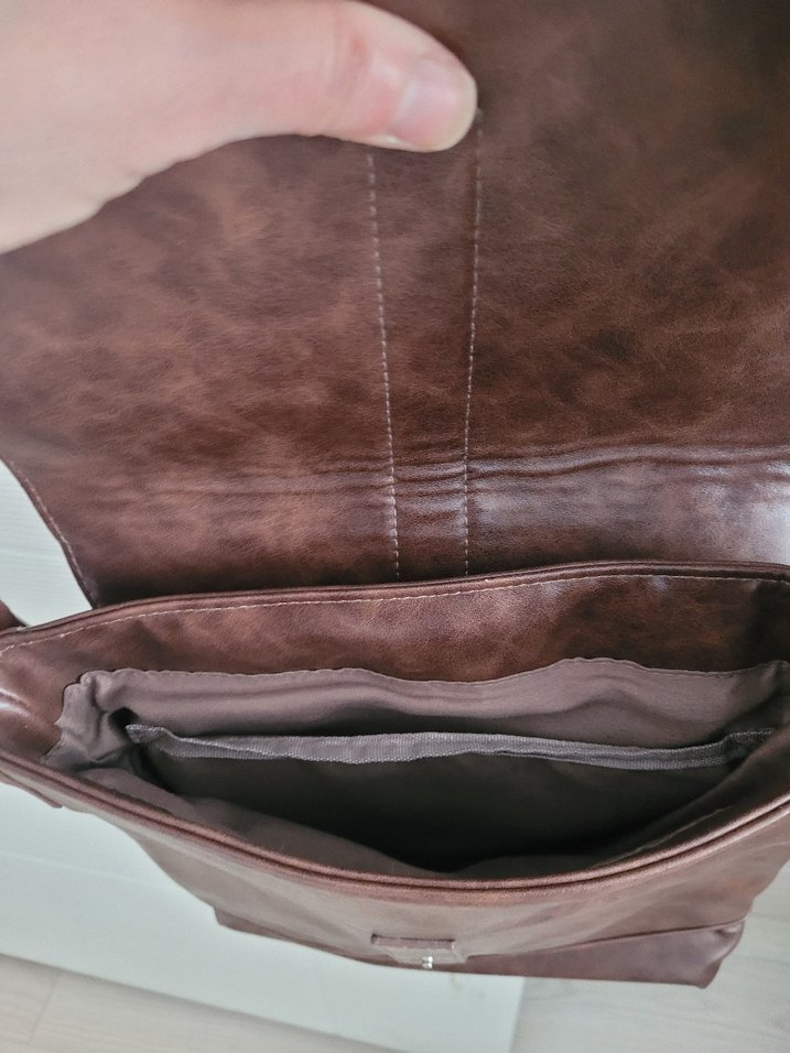 Kahverengi Deri Postacı Çantası - Görsel 4