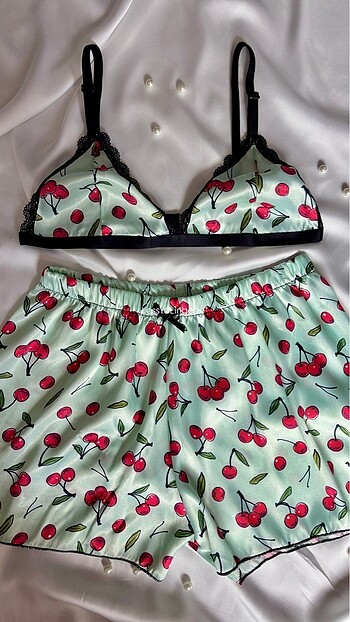 Üçgen Bralet & Saten Şort Takım