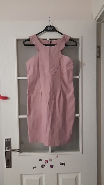 Pembe elbise