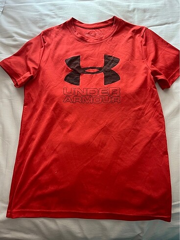 Under Armour erkek çocuk tişörtü