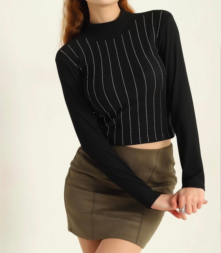 Zincir Detaylı Siyah Yüksek Yaka Kadın Bluz - Görsel 2