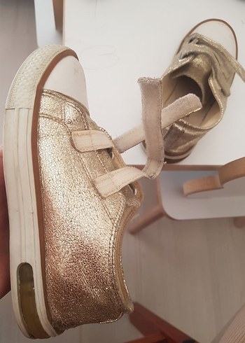 Kız Çocukları için Altın Renkli Cırt Cırtlı Spor Ayakkabı - Görsel 2