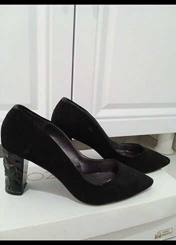 Siyah kalın topuklu ayakkabı 
