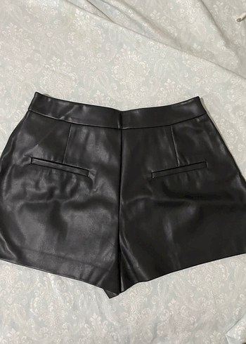 Stradivarius Siyah Mini Deri Şort - Görsel 2