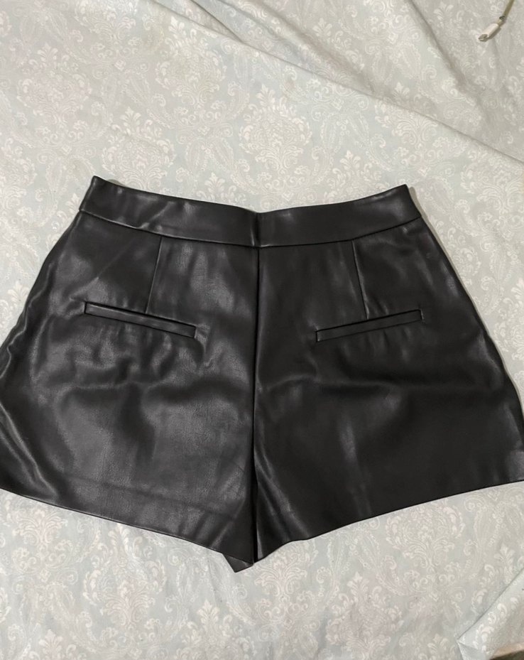 Stradivarius Siyah Mini Deri Şort - Görsel 2