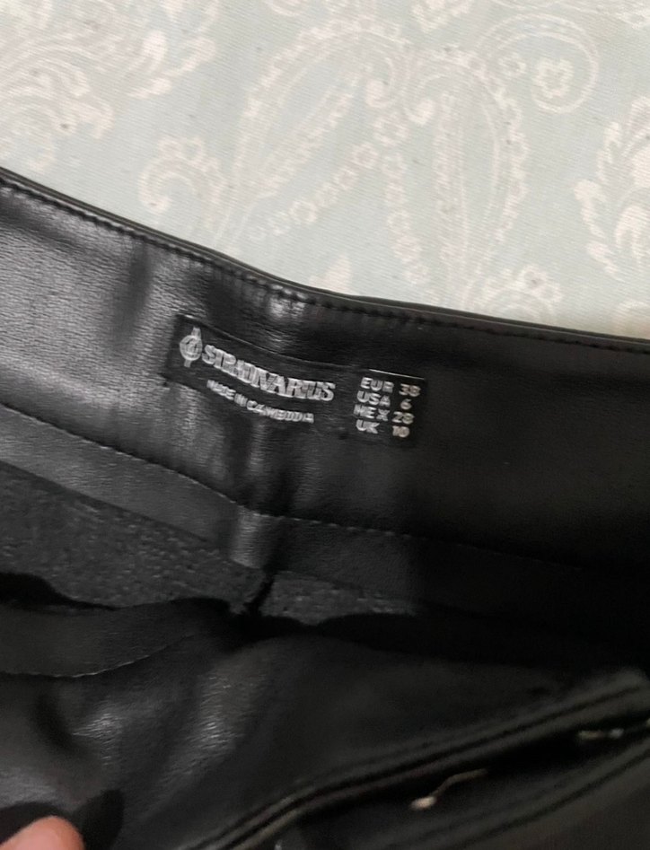 Stradivarius Siyah Mini Deri Şort - Görsel 3