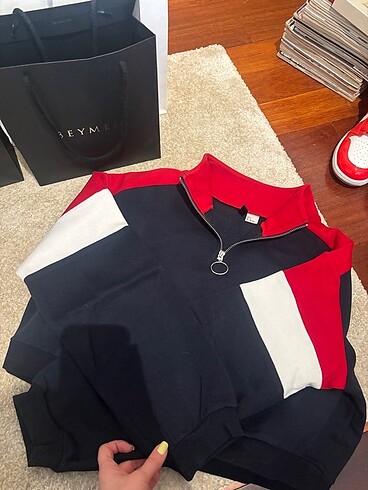 H&M divided cropped sweatshirt