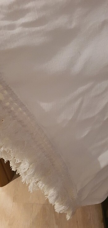 s Beden Kolları dökümlü beyaz bluz