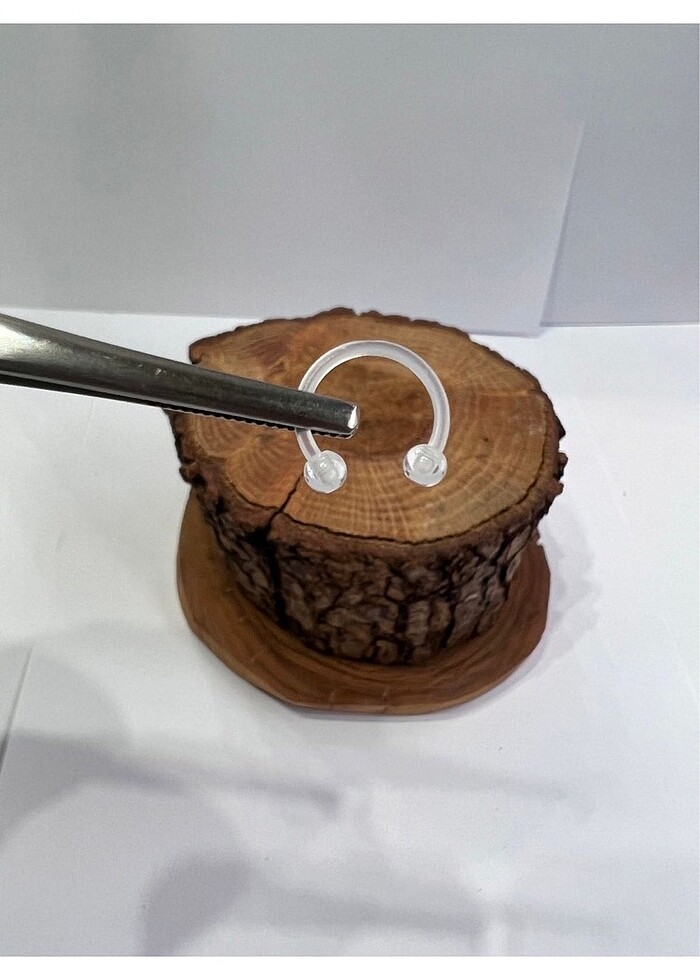 Şeffaf tragus piercing - Görsel 2