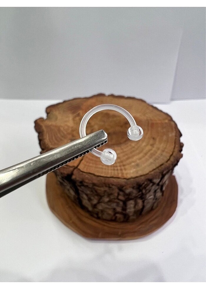 Şeffaf tragus piercing - Görsel 3