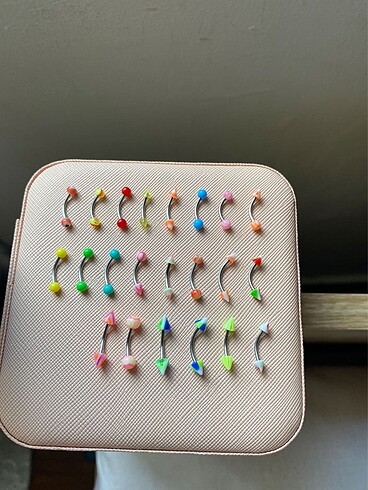 Titantyum boncuk detaylı kaş piercing - Görsel 2