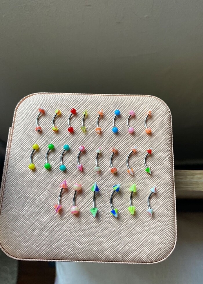 Titantyum boncuk detaylı kaş piercing - Görsel 2