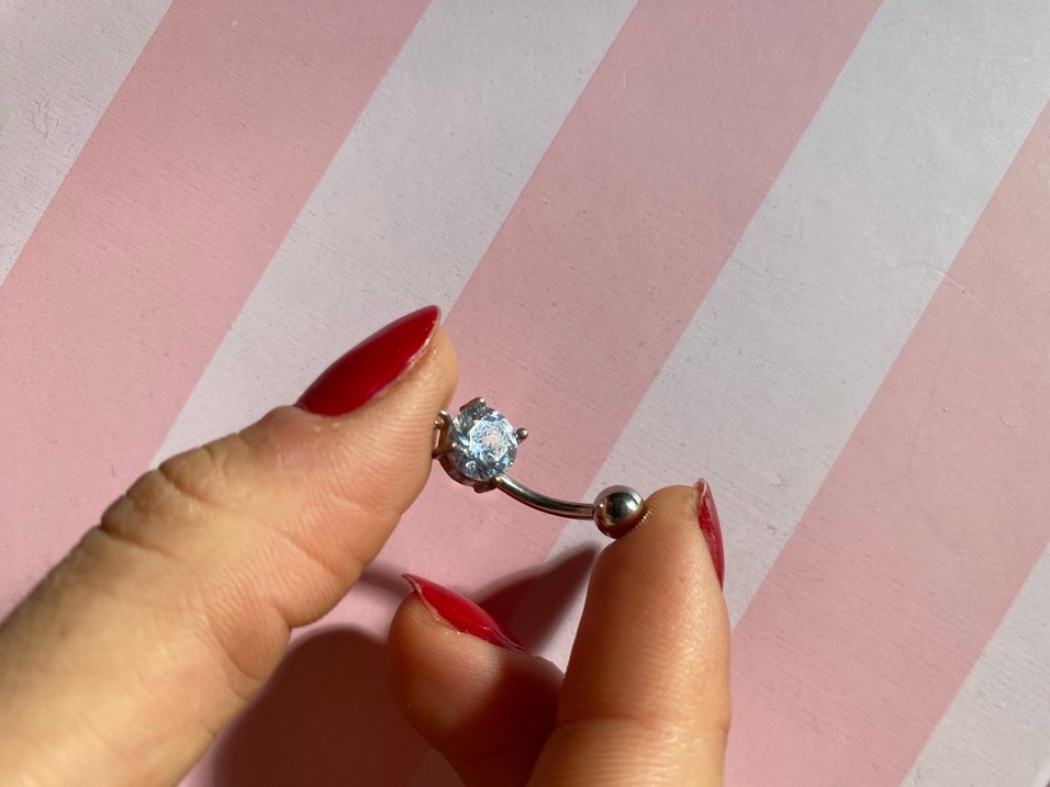 Kadın Beyaz Parlak Göbek Piercingi - Görsel 3