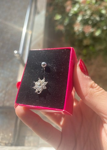 Beyaz Pullu Göbek Piercingi - Görsel 3