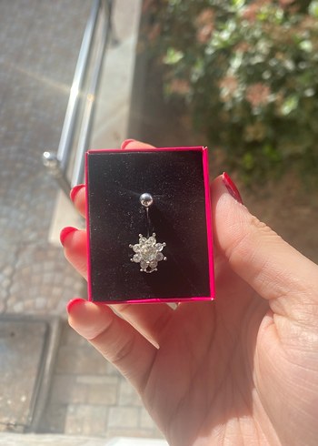 Beyaz Pullu Göbek Piercingi - Görsel 2