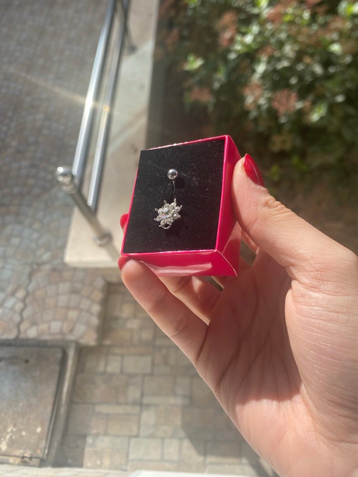 Beyaz Pullu Göbek Piercingi - Görsel 4