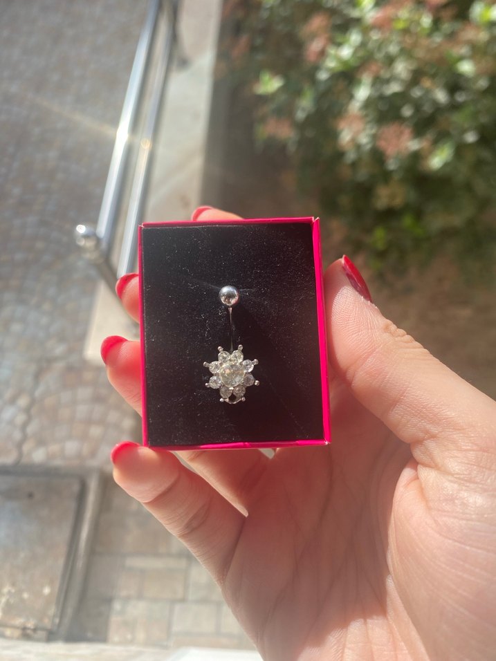 Beyaz Pullu Göbek Piercingi - Görsel 2