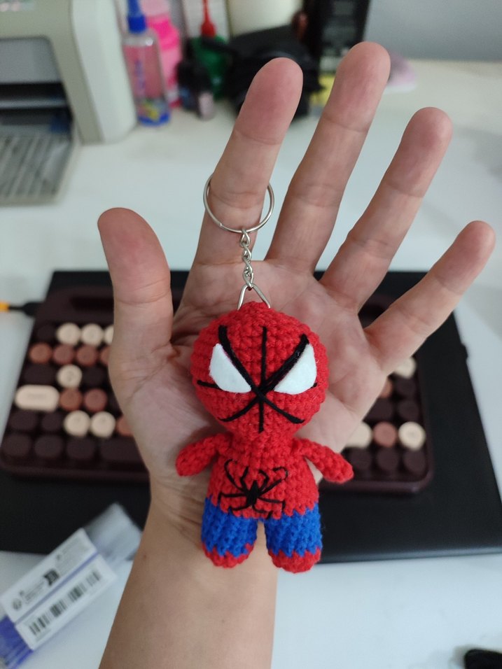 Renkli Örgü Spiderman Anahtarlık Figürü - Görsel 2