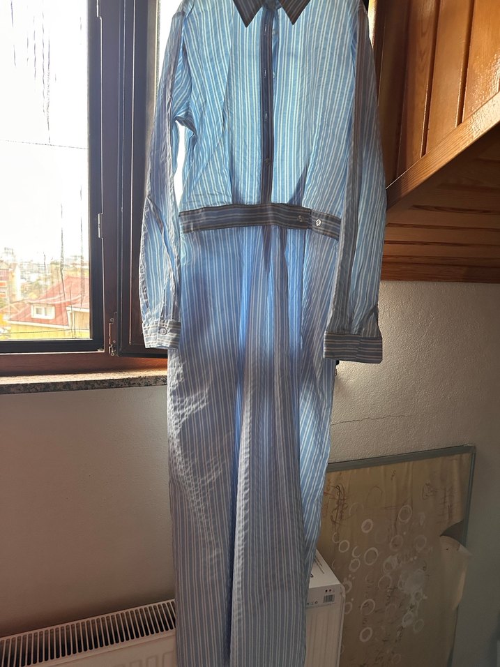 Uzun Kollu, Pilili Mavi Tulumu - Görsel 2