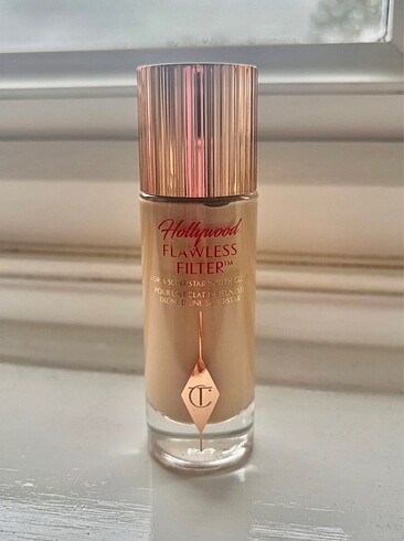 Diğer Charlotte Tilbury Hollywood Flawless Filter