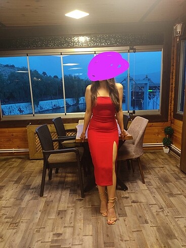 Kırmızı elbise