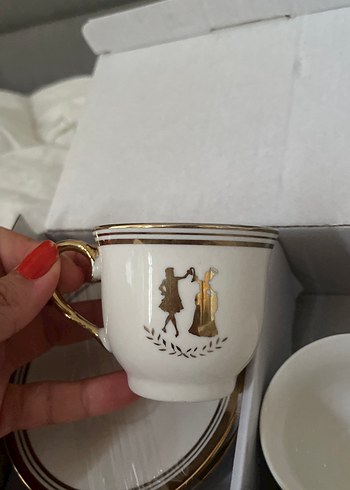Beden Beyaz ve Altın Detaylı Porselen Fincan Takımı