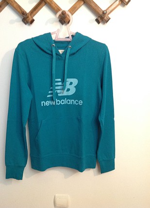 New Balance Sweatsheirt.