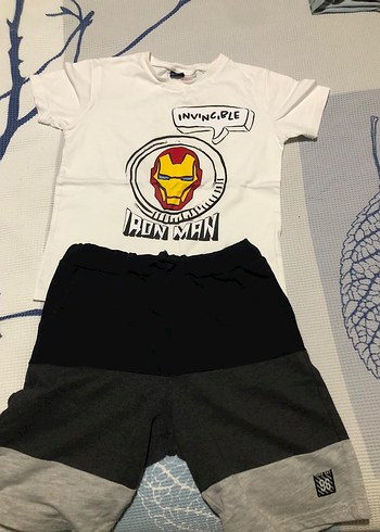 Beyaz Baskılı Erkek Çocuk Tişört ve Renkli Eşofman Altı