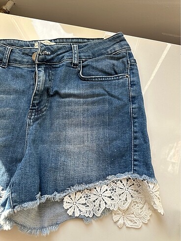 Batik Batik işleme detaylı kot şort