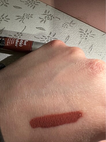 Beden The Balm likit mat ruj