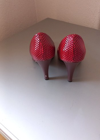37 Beden Kırmızı Parlak Yılan Desenli Stiletto