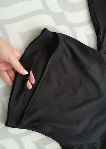 Göbeginde pencersi olan siyah crop uzun kollu - Görsel 2