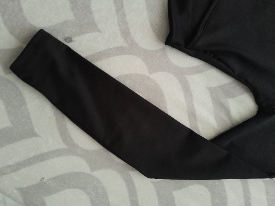 Göbeginde pencersi olan siyah crop uzun kollu - Görsel 3