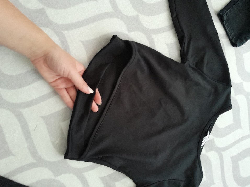 Göbeginde pencersi olan siyah crop uzun kollu - Görsel 2