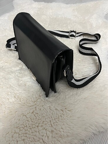  Beden siyah Renk pull bear şerit model askılı siyah çanta v gözlük