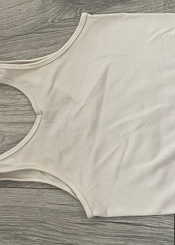 Bej V Yakalı Kadın - Görsel 2