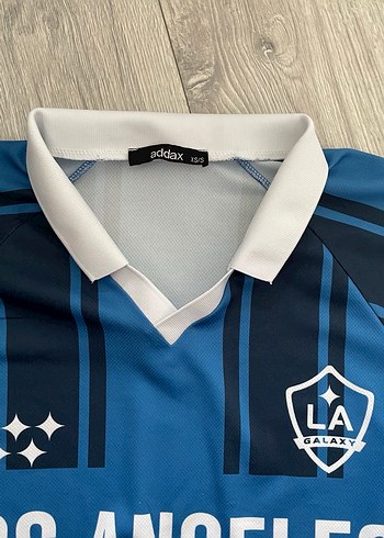 Mavi V Yaka Tişörtü - Görsel 3