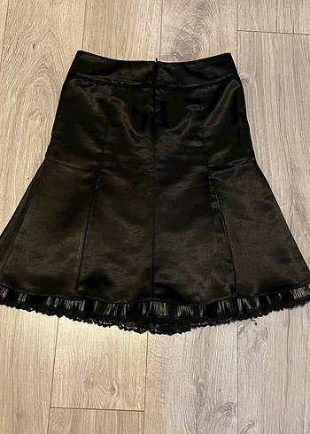 Parlak Siyah Saten Eteği - Görsel 3