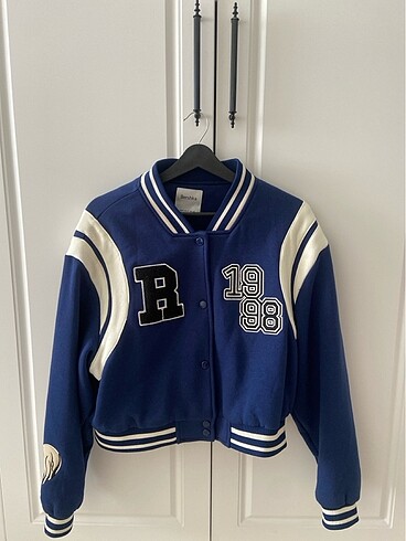 m Beden lacivert Renk Bershka crop kolej ceket