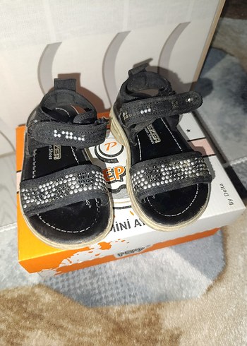 Parlak Siyah Tokalı Kız Çocuk Sandalet - Görsel 2