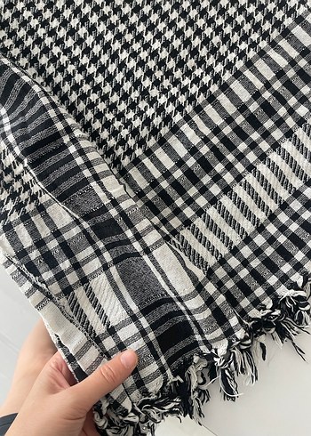 Siyah Desenli Kadın Sokak Stili Şal - Görsel 3