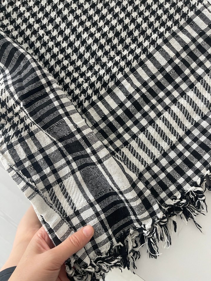 Siyah Desenli Kadın Sokak Stili Şal - Görsel 3
