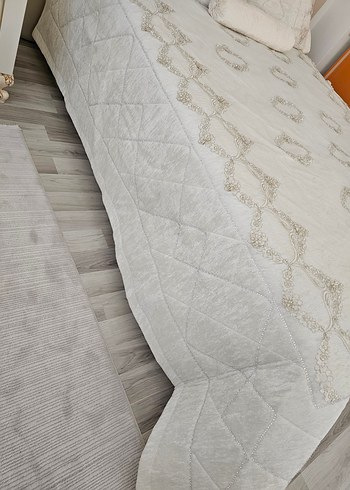 İşlemeli Beyaz Yatak Örtüsü Seti - Görsel 3