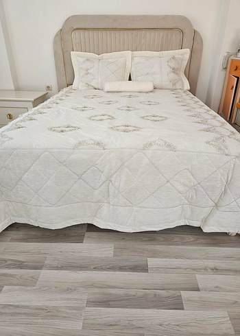 İşlemeli Beyaz Yatak Örtüsü Seti - Görsel 2