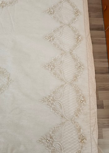 İşlemeli Beyaz Yatak Örtüsü Seti - Görsel 4