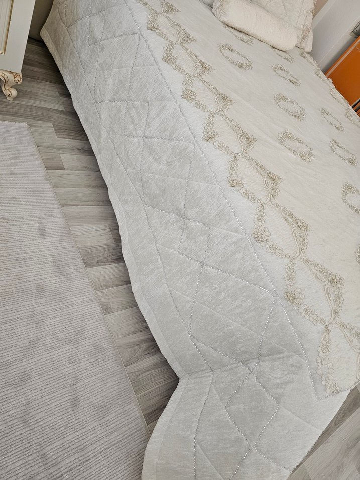 İşlemeli Beyaz Yatak Örtüsü Seti - Görsel 3