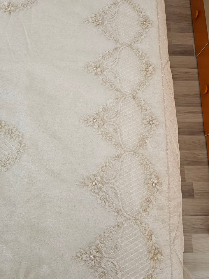 İşlemeli Beyaz Yatak Örtüsü Seti - Görsel 4